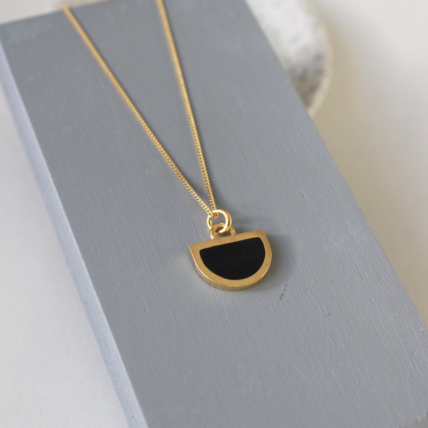 Arc Tiny Black Pendant - Gold