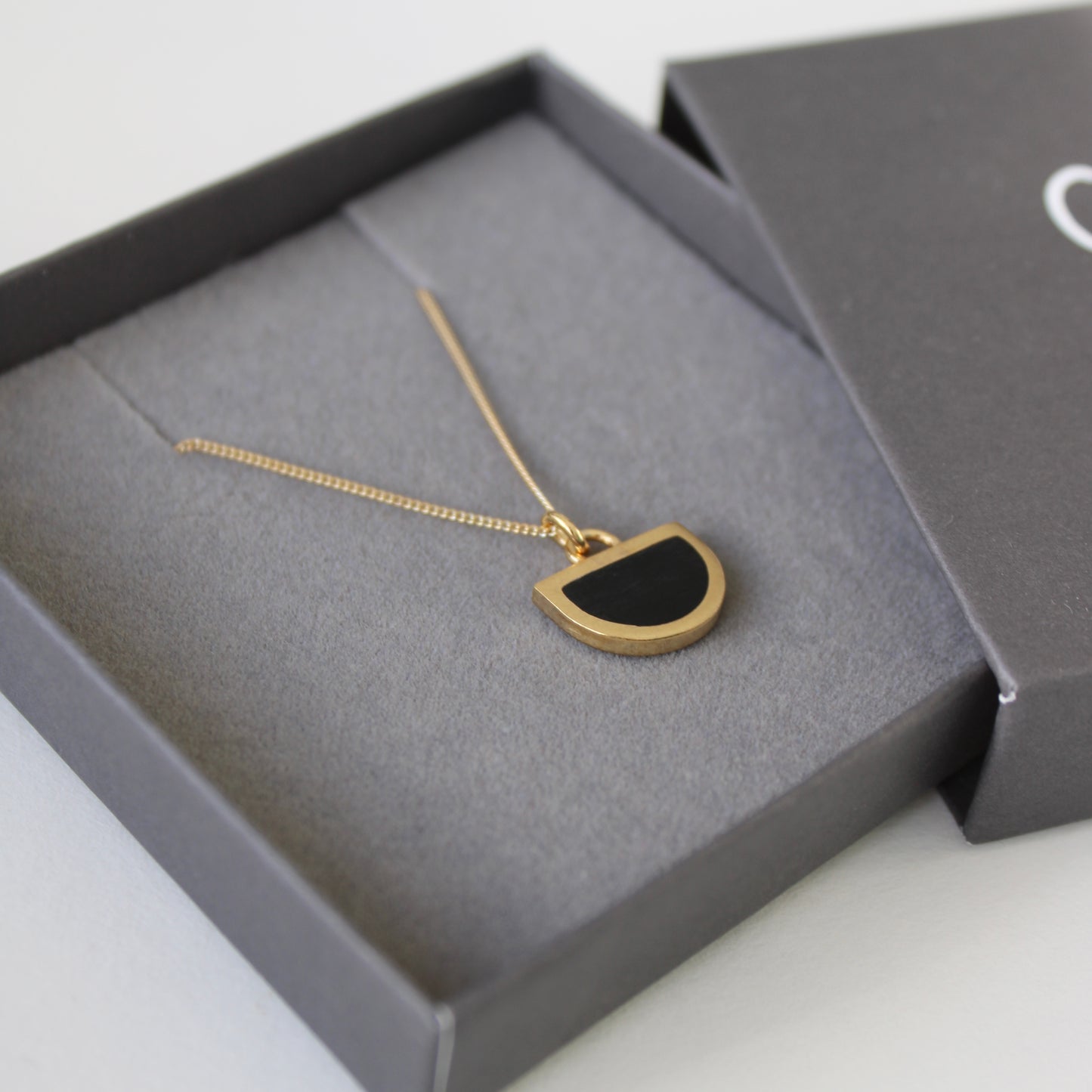 Arc Tiny Black Pendant - Gold